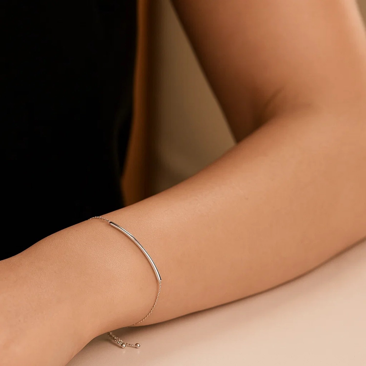 14k White Gold Smooth Curved Bar Lariat Design Bracelet (1.00 mm) - Image 7