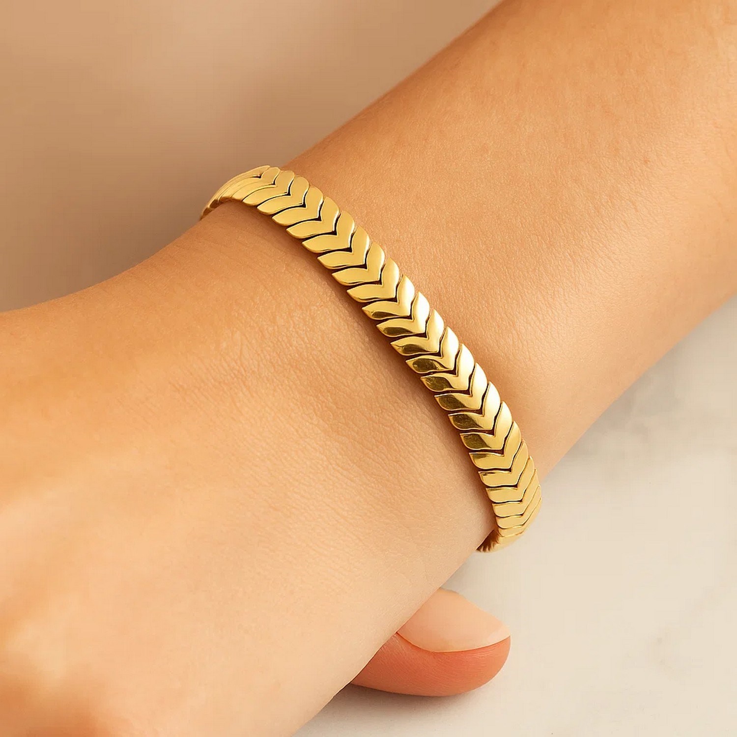 14k Yellow Gold High Polish Chevron Link Bracelet (6.00 mm) - Image 4